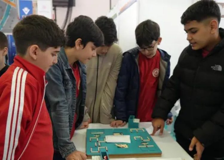 Samsun’da 20 bini aşkın öğrenciden bilim şöleni: TÜBİTAK proje sergisi açıldı